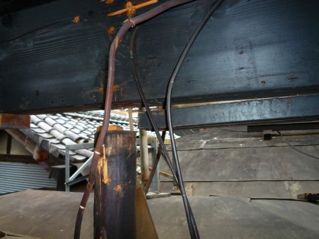床下で建物を支えて傾きを直す沈下修正の工事