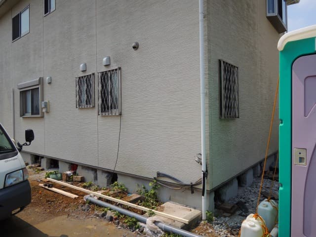 基礎から持ち上げて移動の準備をした建物