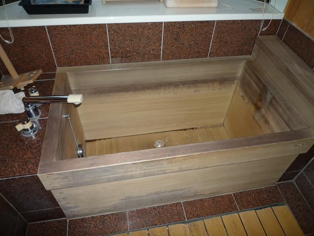 A renovation that preserves a Kiso hinoki bathtub