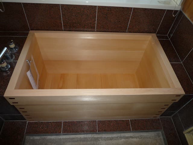 A bathtub rebuilt in Kiso hinoki